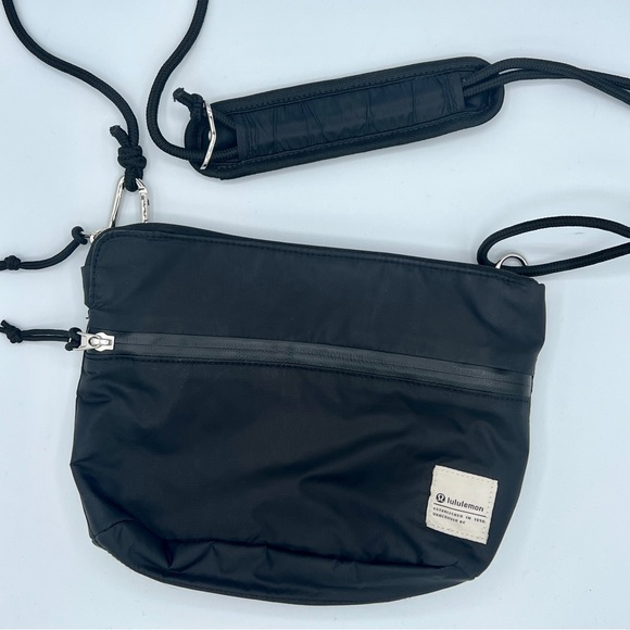 Lululemon Black Patch Logo Crossbody Bag 2.5L Convertible Length Strap - Picture 3 of 10